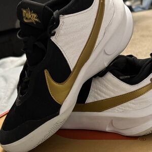 Nike Hustle DX Youth Basketball Shoes, Size 7